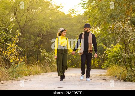 Photo avant mariage d'un couple indien sur le sentier de la nature à Delhi, en Inde. Photo de couple romantique. Mariée et marié dans la forêt naturelle de avec des arbres. Banque D'Images