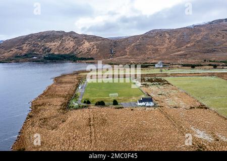 Vue aérienne du terrain de la GAA à côté du mont Errigal à Donegal - Irlande Banque D'Images