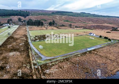 Vue aérienne du terrain de la GAA à côté du mont Errigal à Donegal - Irlande Banque D'Images