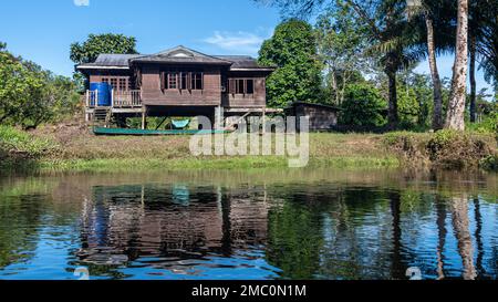 Maison sur pilotis, village de Mulu, Bornéo Banque D'Images