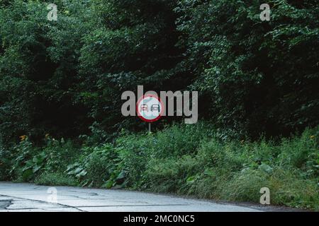 Pas de dépassement du panneau de signalisation sur une route rurale dans la forêt. Banque D'Images