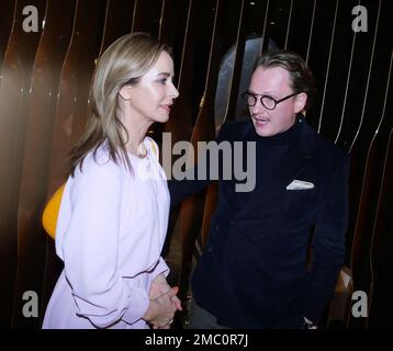 Berlin, Allemagne. 19th janvier 2023. Le modérateur Bettina Cramer, entrepreneur Jan-Hendrik Scheper-Stuke a photographié le 19 janvier 2023 à l'ouverture du salon Shan Rahimkhan à KaDeWe à Berlin Schöneberg. © PAR XAMAX Credit: XAMAX/dpa/Alay Live News Banque D'Images