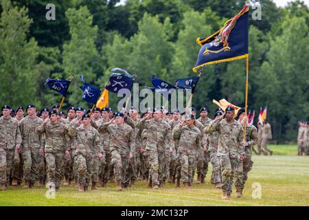 L'équipe de combat de la Brigade 2nd, 10th, Division des montagnes, a tenu une cérémonie de passation de commandement à Sexton Field, sur fort Drum, N.Y., 23 juin 2022. 2nd Bataillon, 87th Régiment d'infanterie, 2nd Brigade combat Team, 10th Mountain Division marche à travers Sexton Field pendant la cérémonie Pass In Review. Le commandant sortant, le colonel Damon K. Harris, a abandonné le commandement de l'équipe de combat de la brigade 2nd, division de montagne 10th, au commandant entrant, le colonel Scott D. Wence. Banque D'Images