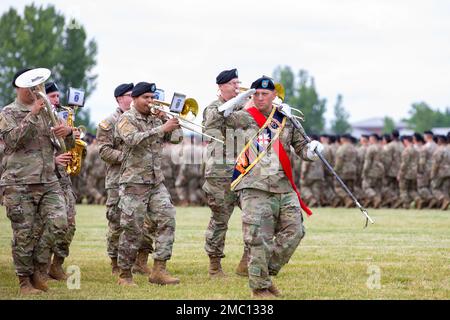 L'équipe de combat de la Brigade 2nd, 10th, Division des montagnes, a tenu une cérémonie de passation de commandement à Sexton Field, sur fort Drum, N.Y., 23 juin 2022. La bande de la Division des montagnes de 10th ouvre la voie pendant la cérémonie de passage en revue qui a eu lieu sur Sexton Field. Le commandant sortant, le colonel Damon K. Harris, a abandonné le commandement de l'équipe de combat de la brigade 2nd, division de montagne 10th, au commandant entrant, le colonel Scott D. Wence. Banque D'Images