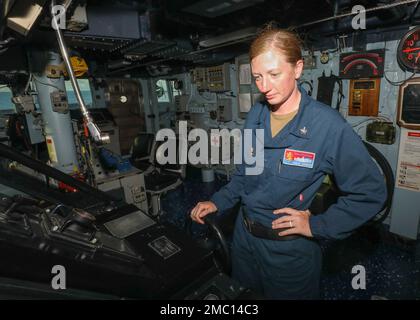 MER DES PHILIPPINES (23 juin 2022) classe 2nd du compagnon de Boatswain Sarah Johnson, de St. Croix Falls, Wisconsin, est à la barre de la pilothouse à bord du destroyer à missiles guidés de classe Arleigh Burke USS Benfold (DDG 65). Benfold est affecté au Commandant de la Force opérationnelle (CTF) 71/Destroyer Squadron (DESRON) 15, le plus grand DESRON déployé à l’avant de la Marine et la principale force de surface de la flotte américaine 7th. Banque D'Images