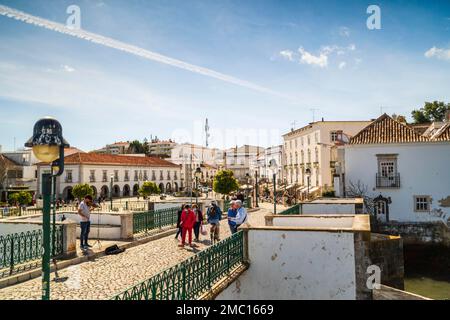 Tavira, Portugal, 2 mars 2022 : magnifique paysage urbain de Tavira historique avec pont romain au bord de la rivière Gilao, Algarve Banque D'Images