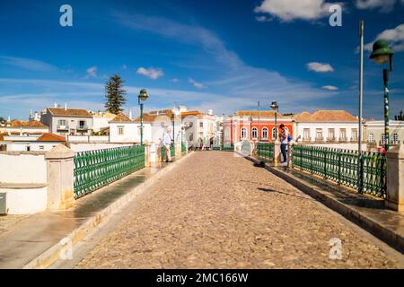 Tavira, Portugal, 2 mars 2022 : magnifique paysage urbain de Tavira historique avec pont romain au bord de la rivière Gilao, Algarve Banque D'Images