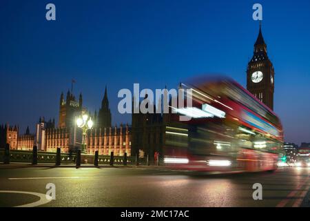 Bus à impériale rouge sur le pont de Westminster, heure bleue, Big Ben en arrière-plan, Westminster, Londres, Angleterre, Royaume-Uni Banque D'Images