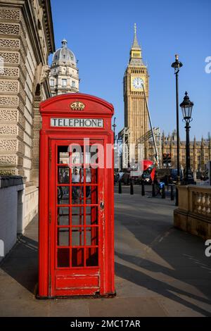 Téléphone rouge, Big Ben en arrière-plan, Westminster, Londres, Angleterre, Royaume-Uni Banque D'Images