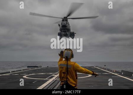 220623-N-YN807-1228 OCÉAN PACIFIQUE (23 juin 2022) – Un hélicoptère chilien SH-32 Super Puma affecté aux terrains de l'escadron d'attaque des hélicoptères (HA-1) à bord du destroyer de classe Zumwalt Michael Monsoor (DDG-1001) en route vers Hawaï pour la côte du Pacifique (RIMPAC) 2022, 23 juin 2022. Vingt-six nations, 38 navires, quatre sous-marins, plus de 170 avions et 25 000 membres du personnel participent au RIMPAC de 29 juin à août 4 dans et autour des îles hawaïennes et du sud de la Californie. Le plus grand exercice maritime international au monde, RIMPAC offre une occasion unique de formation tout en favorisant et en soutenant Banque D'Images