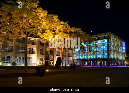 Centre pour l'Art et les médias (ZKM) de nuit, Platz der Menschenrechte, Karlsruhe, Bade-Wurtemberg, Allemagne Banque D'Images