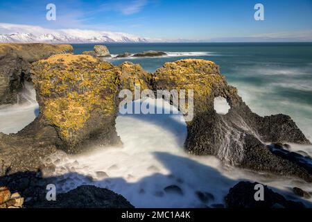 Gatklettur au lever du soleil, arche de roche dans la mer, Arnarstapi, péninsule de Snaefellsnes, Vesturland, Islande Banque D'Images