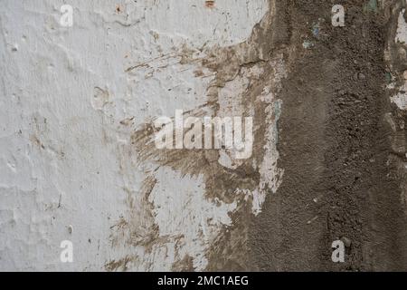 Enduit de plâtre de rendu de ciment sur les vieux murs blanchis à la chaux blanche Banque D'Images