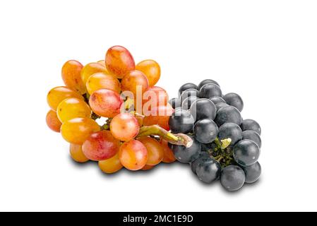 Bouquet de raisins rouges mûrs sans pépins et de raisins noirs isolés sur fond blanc avec passe-cheveux Banque D'Images