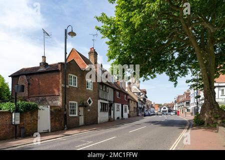 EAST GRINSTEAD, WEST SUSSEX, Royaume-Uni - JUIN 17 : vue sur la rue High à East Grinstead sur 17 juin 2022 Banque D'Images