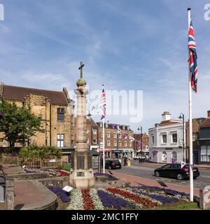 EAST GRINSTEAD, WEST SUSSEX, Royaume-Uni - JUIN 17 : vue du Mémorial de la guerre à East Grinstead sur 17 juin 2022. Deux personnes non identifiées Banque D'Images