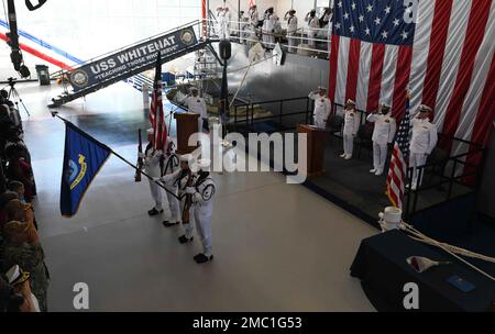 GRANDS LACS, Illinois (23 juin 2022) – Commandement de l’entraînement des systèmes de combat de surface la garde de couleur des Grands Lacs présente les couleurs lors de la cérémonie de changement de commandement du Commandement technique de la guerre de surface des Grands Lacs à bord de la Station navale des Grands Lacs. Banque D'Images