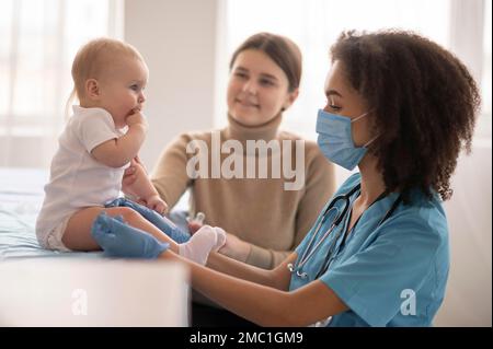 Petit bébé étant santé clinique vaccination Banque D'Images