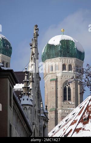 Tours de l'église notre-Dame et pignon des Neues Rathaus, vue depuis le Marienhof, enneigé en hiver, Munich, Bavière, haute-Bavière Banque D'Images