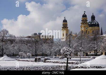 Jardin de la cour avec résidence et église théatine, enneigée en hiver, Munich, Bavière, haute-Bavière, Allemagne Banque D'Images