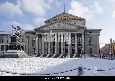 Place Max Joseph avec monument au roi Max I Joseph, et Théâtre national Opéra d'Etat de Munich, enneigé en hiver, Munich, Bavière, haute Banque D'Images