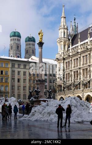 Marienplatz avec Mariensaeule, nouvel hôtel de ville, église notre-Dame, enneigée en hiver, Munich, haute-Bavière, Bavière, Allemagne Banque D'Images