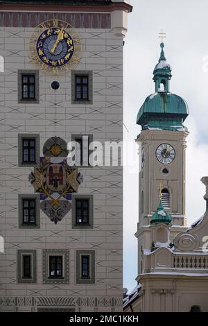 Tours de la vieille mairie et de l'église du Saint-Esprit, enneigées en hiver, Munich, haute-Bavière, Bavière, Allemagne Banque D'Images