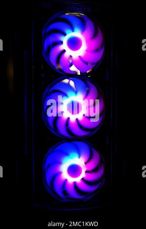 Refroidisseur d'ordinateur avec lumière LED RVB. Les ventilateurs de refroidissement de la carte électronique de l'ordinateur et du processeur sont allumés Banque D'Images