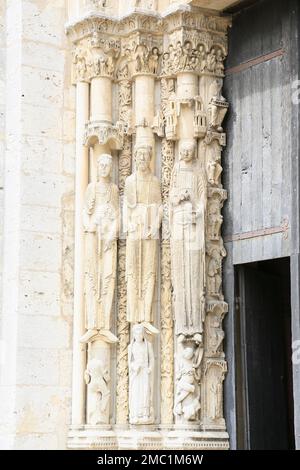 Sculptures sur le portail ouest de la cathédrale notre-Dame de Chartres, Eure-et-Loir, France Banque D'Images