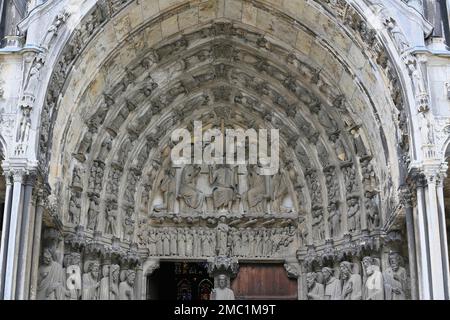 Tympan du portail sud de la cathédrale notre-Dame de Chartres, Eure-et-Loir, France Banque D'Images