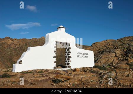 Betancuria, Villa Historica, porte blanche à la frontière municipale, rochers, ciel bleu, nuages blancs, Fuerteventura, Îles Canaries, Espagne Banque D'Images