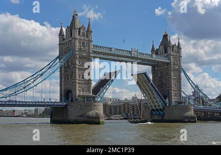 Tower Bridge avec chaussée surélevée et voilier traversant, Thames, Londres, Angleterre, Grande-Bretagne Banque D'Images