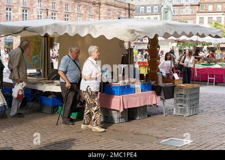 Marché aux puces avec des visiteurs sur une place de marché dans la vieille ville de Strasbourg en France Banque D'Images