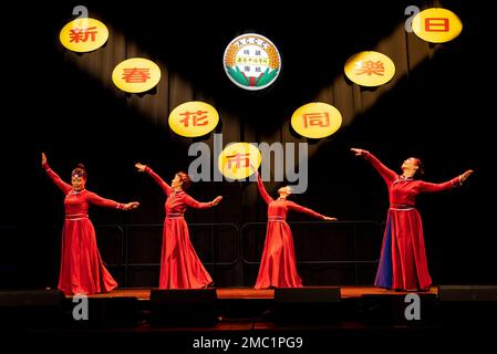 Auckland, Auckland. 21st janvier 2023. Les acteurs se rendent sur scène lors d'un événement culturel pour célébrer le festival du printemps, ou le nouvel an lunaire chinois, à Auckland, en Nouvelle-Zélande, le 21 janvier 2023. Credit: Sun Xueliang/Xinhua/Alamy Live News Banque D'Images