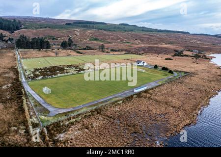 Vue aérienne du terrain de la GAA à côté du mont Errigal à Donegal - Irlande Banque D'Images