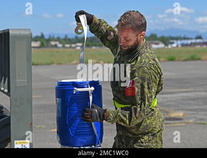 Le Caporal-chef Ben Wallace, technicien de la circulation à l’Escadron des mouvements aériens 2, fixe un refroidisseur d’eau sur un chariot élévateur 10k pendant le rodéo de Port Dawg à la base interarmées Lewis-McChord, Washington (23 juin 2022). Quatorze équipes de Port dawgs du monde entier ont participé à cinq événements afin de gagner l'honneur de Top Dawg : un concours de construction de palettes, un cours de compétences en chariots élévateurs de 10k, un chargement de 25K avions de chargement, un défi de forme physique au combat et un test de connaissances du centre d'équilibre. Banque D'Images