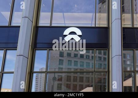 Logo sur la salle de vente de la société NIO, démarrage chinois de voitures électriques basées à Shanghai, Berlin, Allemagne Banque D'Images