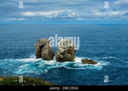 Porte de mer O Canto del Diablo sur la côte brisée (Costa Quebrada), Cantabrie, Espagne Banque D'Images