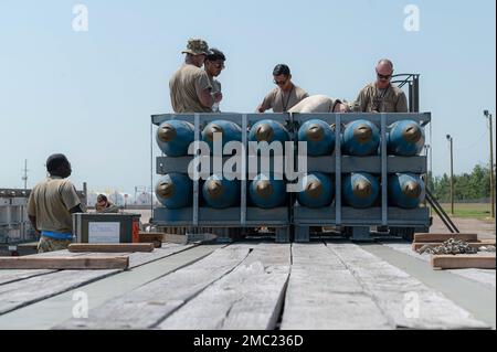 Les aviateurs de l'unité d'entretien des aéronefs 20th et de l'escadron des munitions 2D travaillent ensemble pour préparer les armes inertes en tapotant les portes de la trousse de queue avant des charger sur une forteresse B-52H StratoFortress lors d'un exercice de préparation à l'emploi au combat Agile 23 juin 2022 à Lake Charles, en Louisiane. L’exercice ACE a mis en pratique le concept d’aviateurs multi-capables et la capacité de l’aile de la bombe à réarmer et à poursuivre la mission d’un lieu d’exploitation à un autre. Banque D'Images