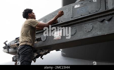 Airman 1st classe Andre Roberts, un membre de l'équipage de charge d'armes de l'unité d'entretien d'aéronef 20th, prépare la stratoforteresse B-52H avant que les munitions ne soient chargées sur l'aéronef pendant un exercice de préparation à l'emploi de combat Agile 23 juin 2022 à Lake Charles, Louisiana.l'exercice ACE de deux jours dans un lieu de déploiement avancé a permis aux aviateurs de Barksdale de prépositionner l'équipement et les fournitures de manière à être plus agile et réactive dans l'exécution des opérations B-52. Banque D'Images