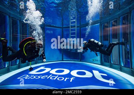 Düsseldorf, Allemagne. 21st janvier 2023. Les plongeurs font leurs tournées dans une salle d'exposition dans une tour de plongée avec une visibilité panoramique. Après une pause de deux ans à Corona, le salon des sports nautiques de Boot a ouvert ses portes à nouveau. Credit: Christoph Reichwein/dpa/Alay Live News