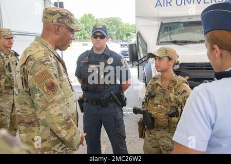 Base aérienne de Maxwell, Alabama - Le chef d'état-major de la Force aérienne, le général CQ Brown, Jr., visite le site d'inspection des véhicules commerciaux de Maxwell, 22 juin 2022. Banque D'Images