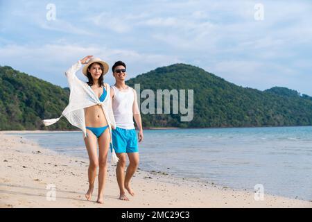 Happy young couple walking on the beach Banque D'Images