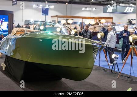 Düsseldorf, Allemagne. 21st janvier 2023. Les visiteurs de la chaussure regardent les bateaux à moteur. Après une pause de deux ans à Corona, la chaussure du salon des sports nautiques a de nouveau ouvert ses portes. Jusqu'à 29 janvier, environ 1 500 exposants de 68 pays présenteront leurs produits et services dans 16 salles du centre d'exposition de Düsseldorf. Credit: Christoph Reichwein/dpa/Alay Live News