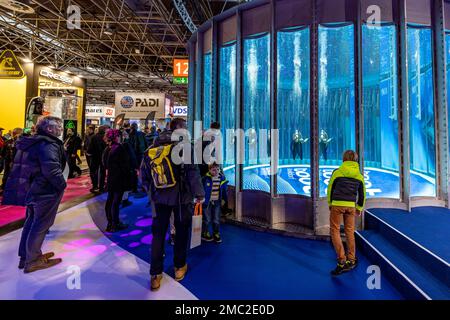Düsseldorf, Allemagne. 21st janvier 2023. Les plongeurs font leurs tournées dans une salle d'exposition dans une tour de plongée avec une visibilité panoramique. Après une pause de deux ans à Corona, le salon des sports nautiques de Boot a ouvert ses portes à nouveau. Credit: Christoph Reichwein/dpa/Alay Live News