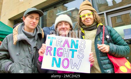 Glasgow, Écosse, Royaume-Uni 21 janvier 2023. De grandes foules de divers groupes de soutien ont assisté aujourd'hui à Rally for Trans Egalité sur les marches des galeries Buchanan à 11 heures Crédit Gerard Ferry/Alay Live News Banque D'Images