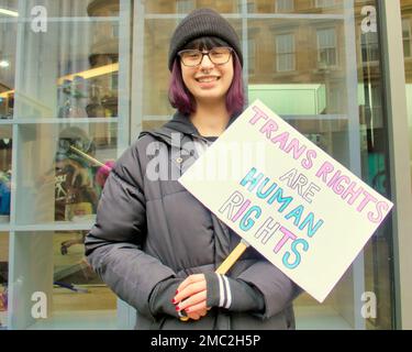 Glasgow, Écosse, Royaume-Uni 21 janvier 2023. De grandes foules de divers groupes de soutien ont assisté aujourd'hui à Rally for Trans Egalité sur les marches des galeries Buchanan à 11 heures Crédit Gerard Ferry/Alay Live News Banque D'Images