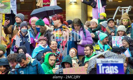 Glasgow, Écosse, Royaume-Uni 21 janvier 2023. De grandes foules de divers groupes de soutien ont assisté aujourd'hui à Rally for Trans Egalité sur les marches des galeries Buchanan à 11 heures Crédit Gerard Ferry/Alay Live News Banque D'Images