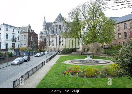 Détail architectural de la place Saint-Germain, jardin public et zone verte situé dans la ville belge de Mons. Banque D'Images