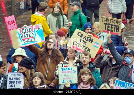 Glasgow, Écosse, Royaume-Uni 21 janvier 2023. De grandes foules de divers groupes de soutien ont assisté aujourd'hui à Rally for Trans Egalité sur les marches des galeries Buchanan à 11 heures Crédit Gerard Ferry/Alay Live News Banque D'Images